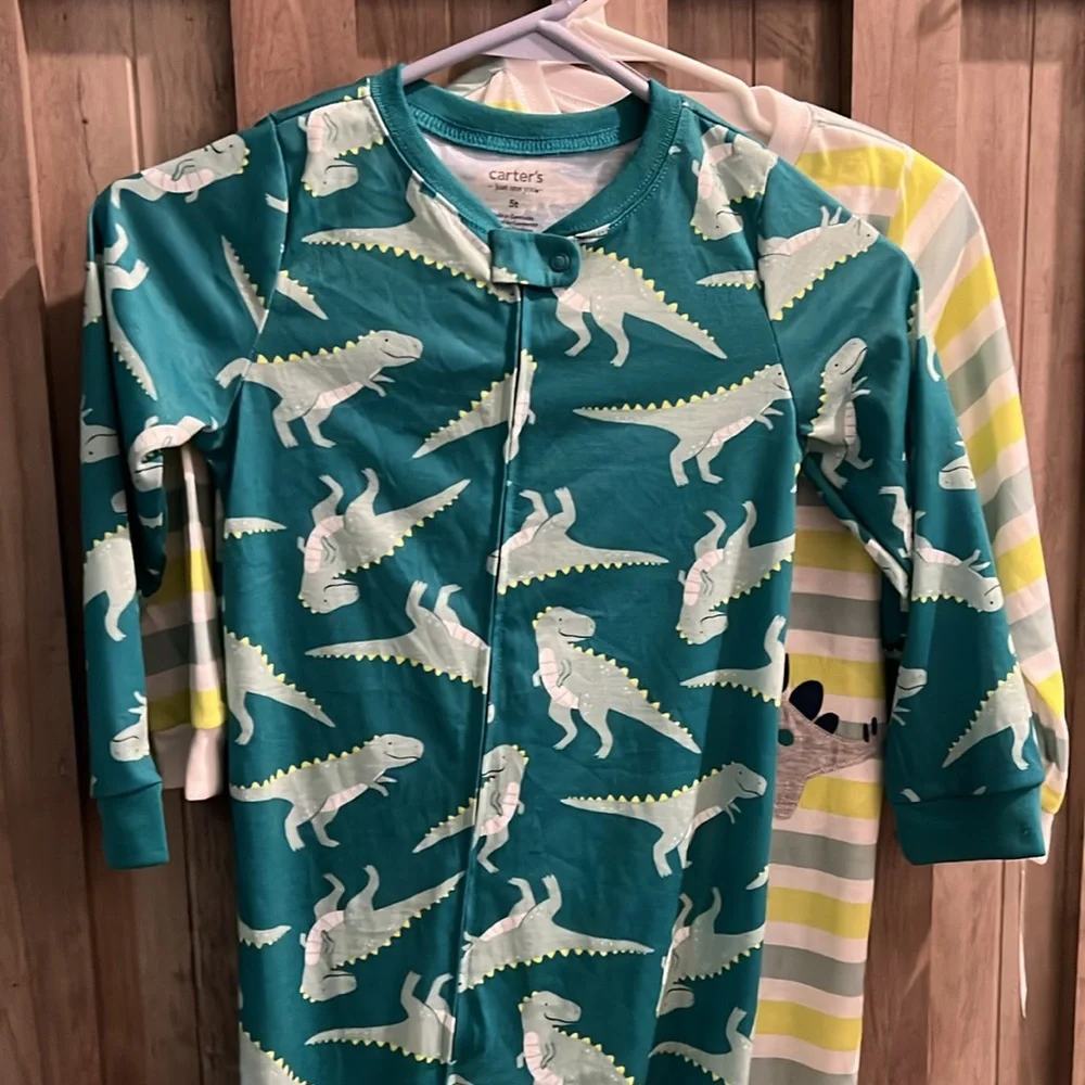 Carter’s set of 2 5T onsie zip up dinosaur pajamas with no slip feet NWT